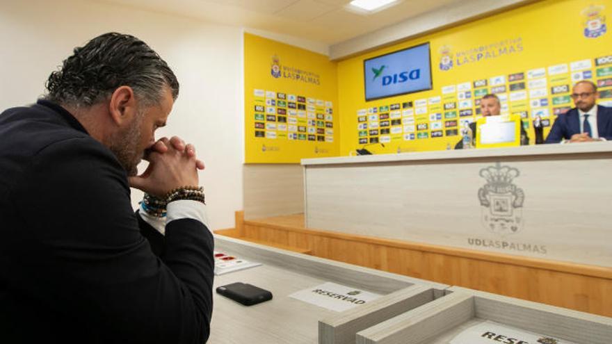 Otero, en la primera fila, durante la presentación de Rocco, ante Miguel Ángel Ramírez.