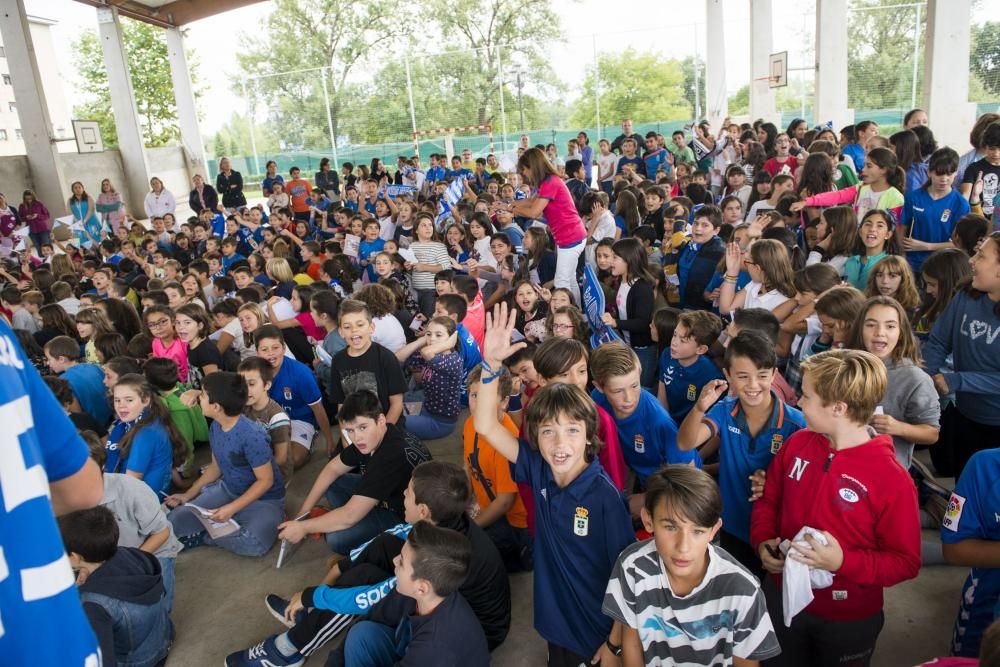 Los jugadores del Real Oviedo, Esteban y Diegui, visitan el colegio de La Corredoria 2