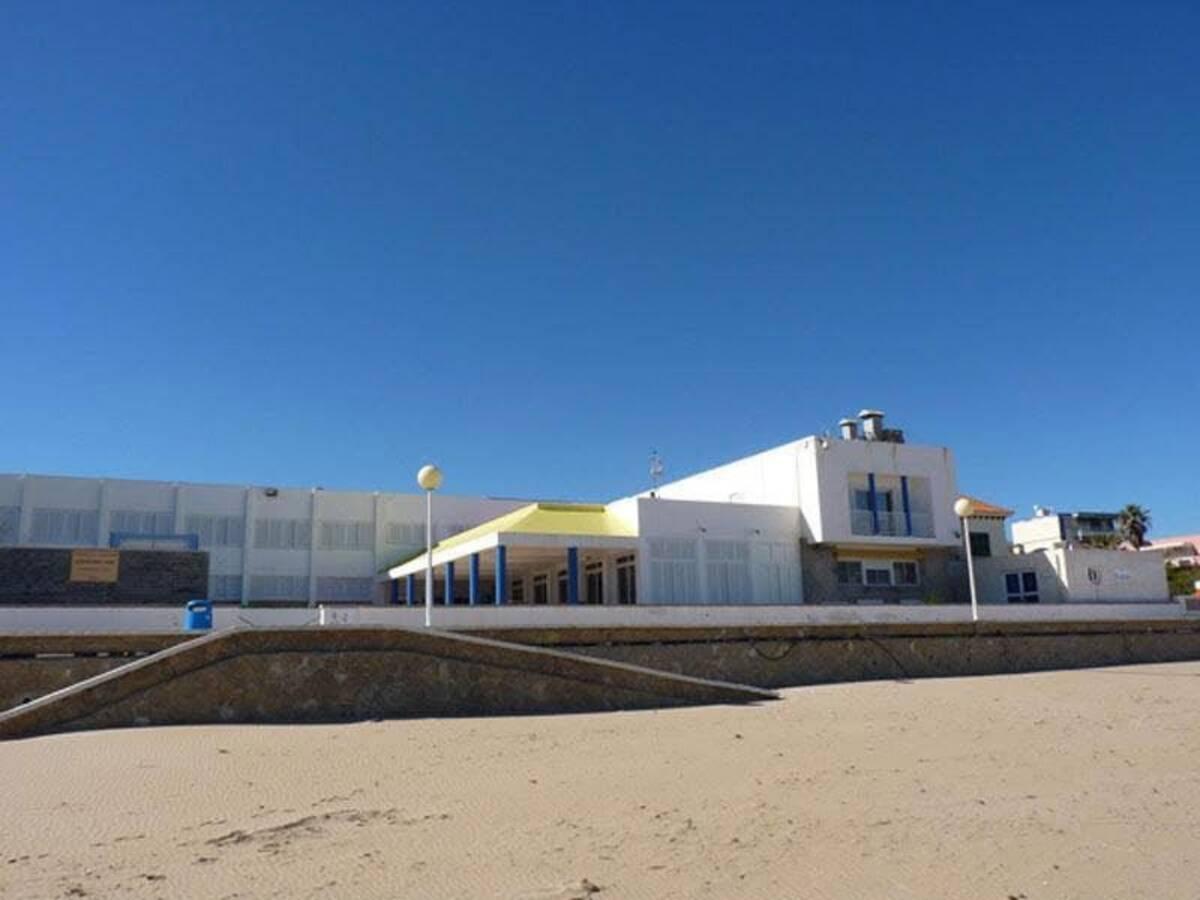 Una vista desde la arena del edificio público de la playa de Piles