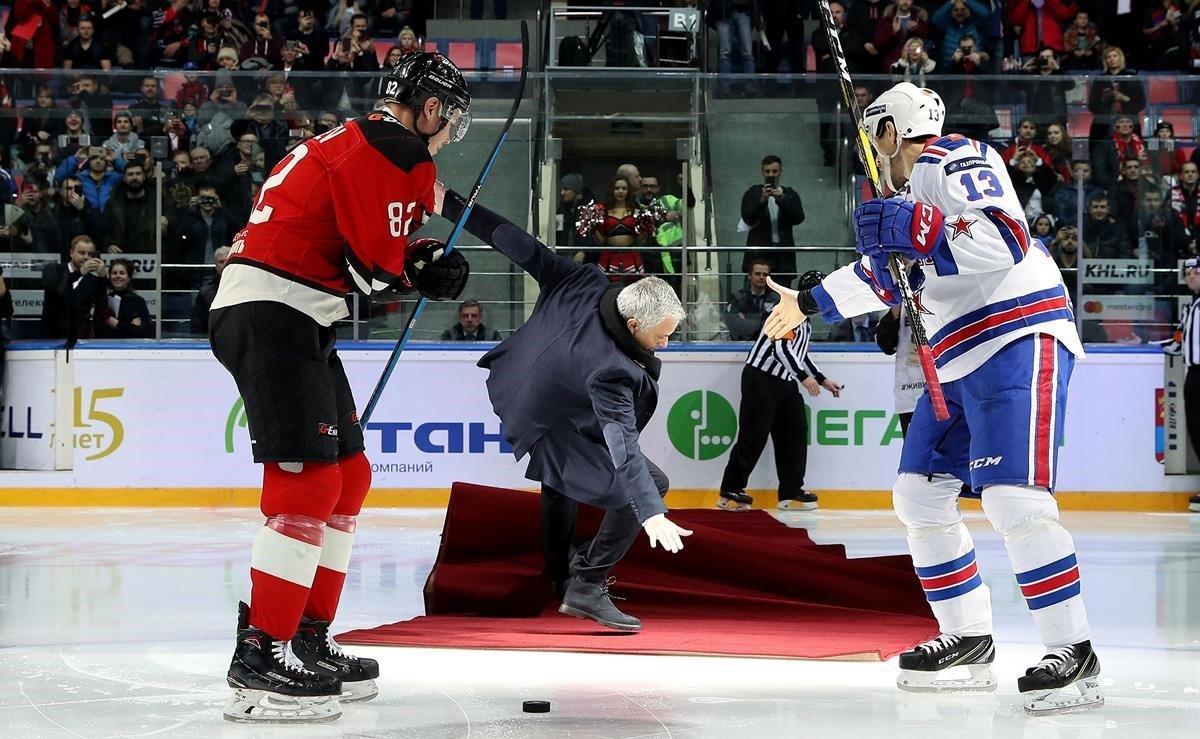 El portugués Jose Mourinho, despedido hace unas semanas como entrenador del Manchester United, hizo este lunes el saque inicial en un partido de la Liga Continental de Hockey. Mourinho fue invitado para hacer los honores al comienzo del partido entre el Avangard local y el SKA de San Petersburgo, que se disputó en un pabellón en la región de Moscú. El portugués hizo el saque de honor, pero nada más darse la vuelta para abandonar la pista resbaló sobre el hielo, pese a que la organización había tendido una alfombra para prevenir caídas.