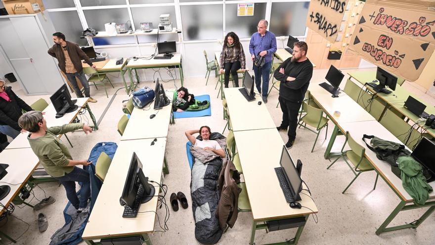 Profesores de Elche se encierran en el IES La Torreta para reclamar mejoras laborales