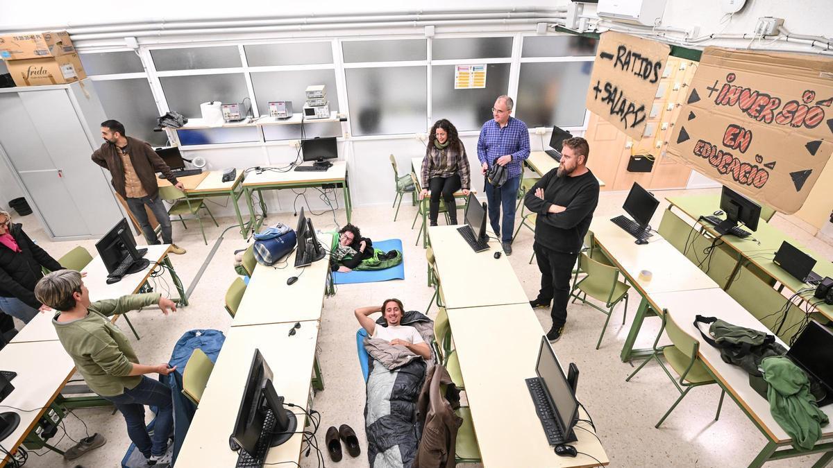 Profesores de Elche se encierran en el IES La Torreta para reclamar mejoras laborales