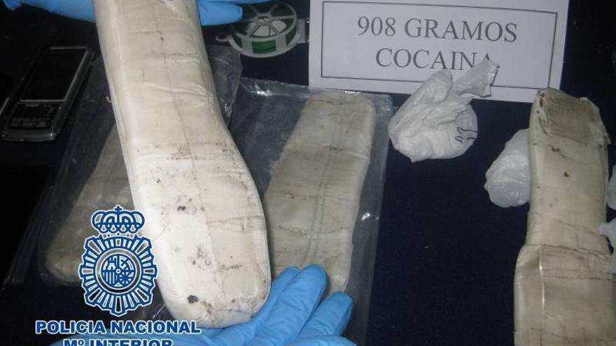 Tres detenidos por introducir cocaína oculta en plantillas