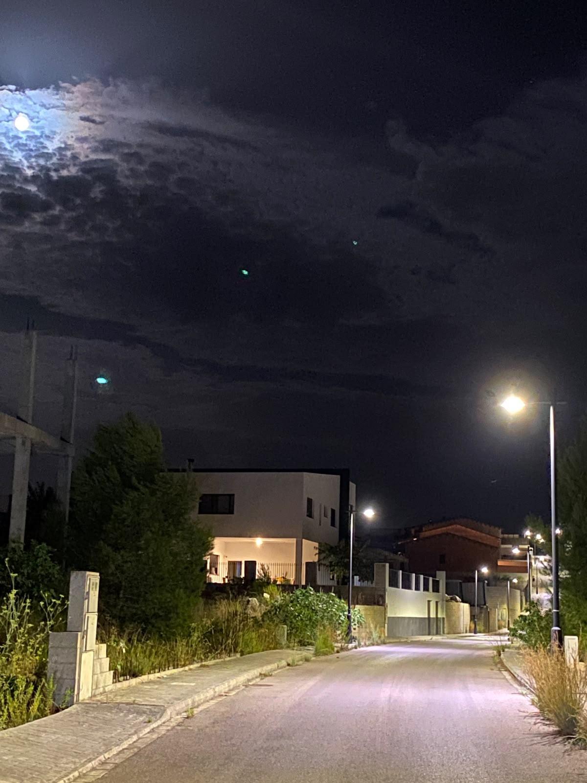 Una de las calles de La Besana con la iluminación recién estrenada.