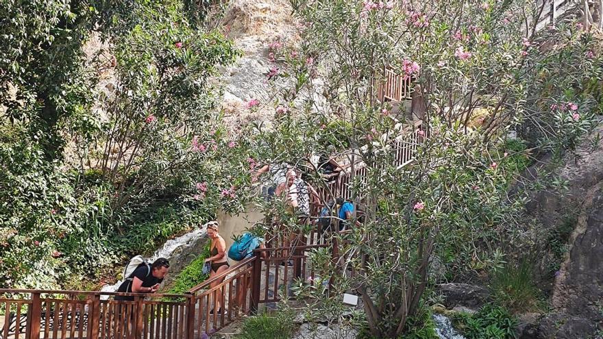Cuenta atrás para el verano de Les Fonts de l'Algar de Callosa: nuevas barandillas, más seguridad y actuaciones en el Toll Blau refuerzan la experiencia de los turistas