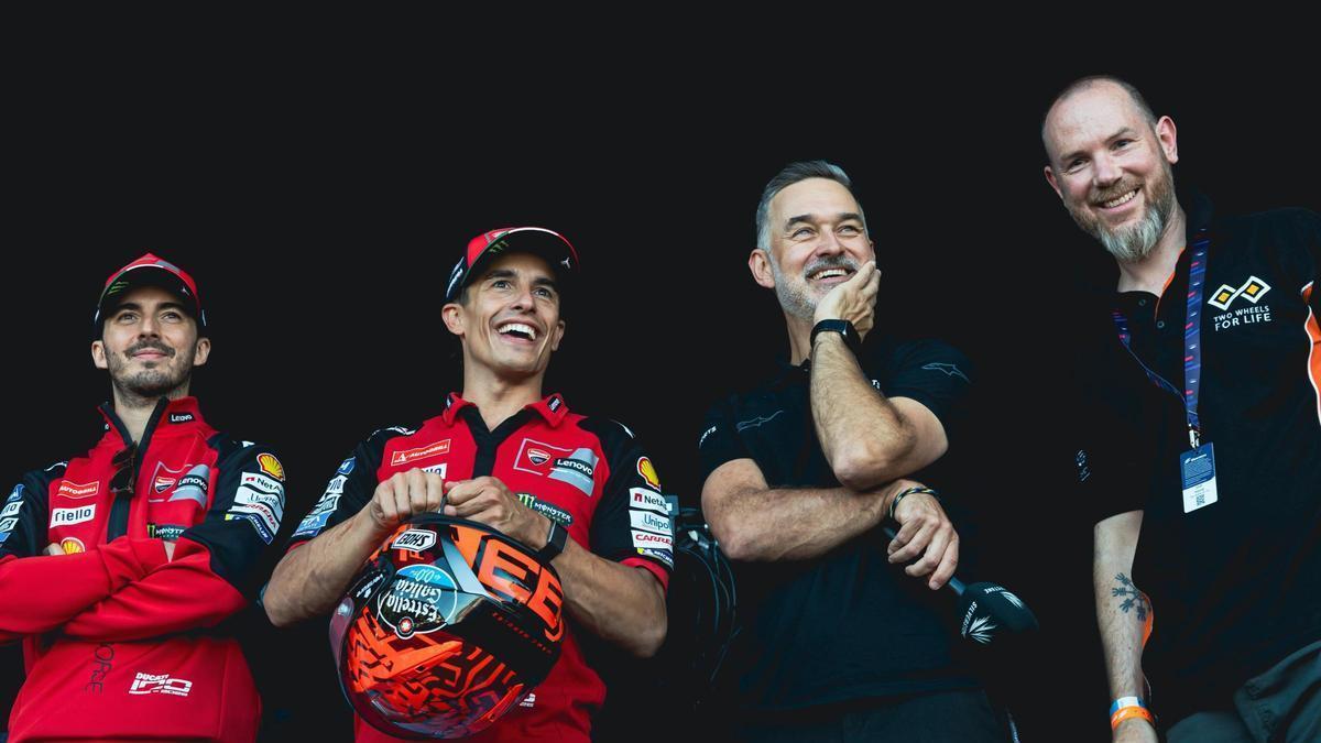 Pecco Bagnaia y Marc Márquez, durante la subasta