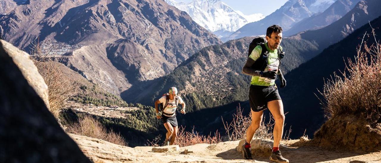 Miguel Heras, en pleno esfuerzo, por los alrededores del Everest.