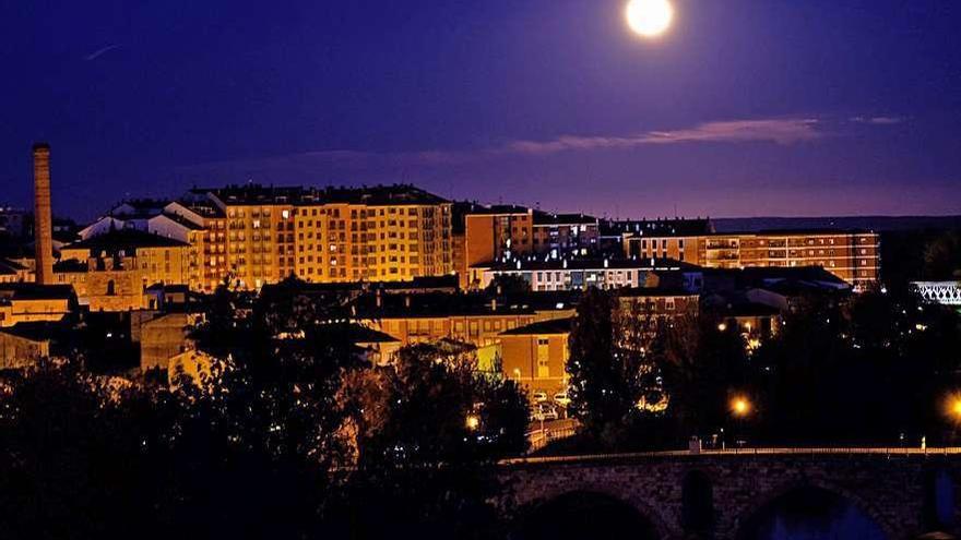 Fenómeno de la superluna desde la capital.