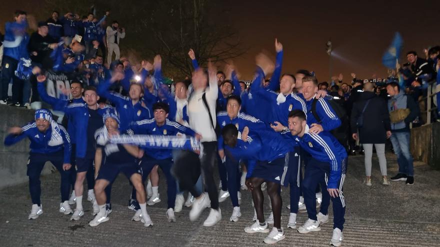 VÍDEO: Así fue el recibimiento en Oviedo a la plantilla tras vencer en el derbi