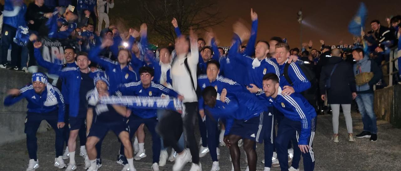 VÍDEO: Así fue el recibimiento en Oviedo a la plantilla tras vencer en el derbi