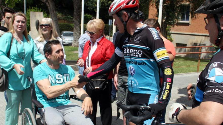 Escudero, en cadira de rodes, rep el suport d&#039;altres ciclistes en sortir de l&#039;hospital