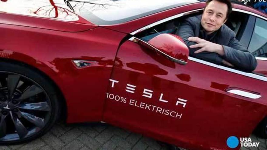 Elon Musk con uno de sus coches eléctricos.