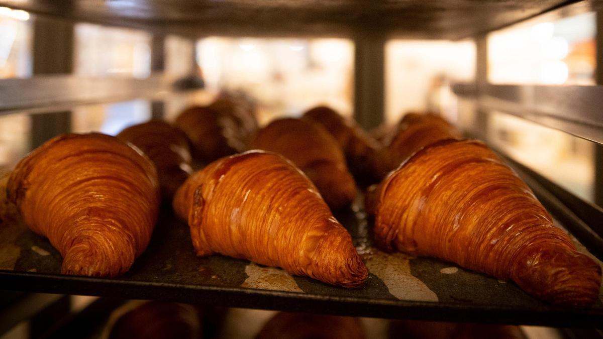 Croissants en una bandeja.