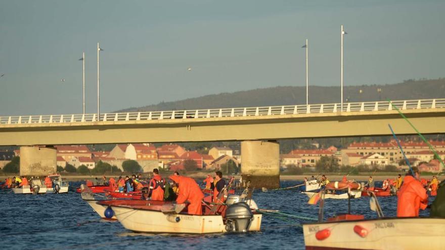 Marisqueo a flote en A Illa de Arousa.