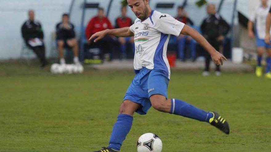 Un jugador del Gondomar se dispone a chutar durante un partido de esta temporada. // Adrián Irago