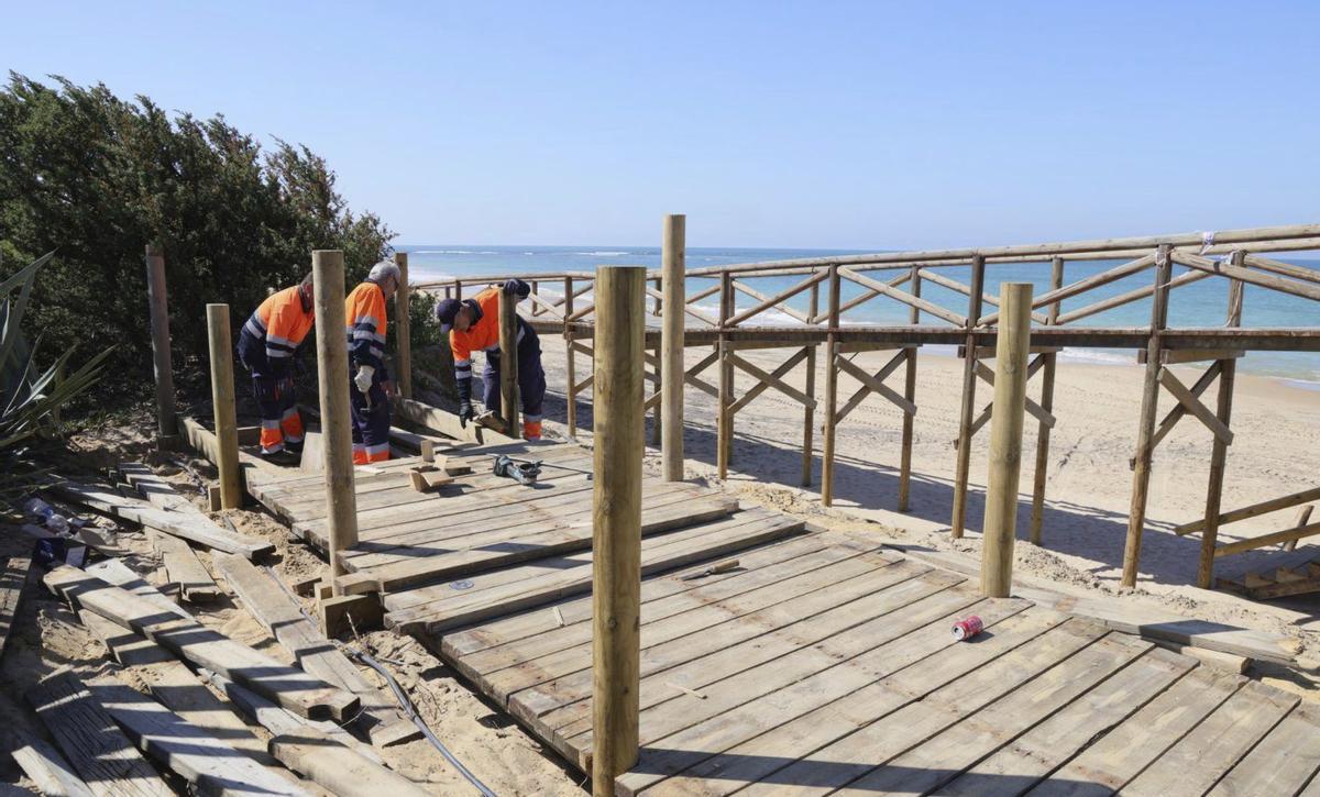 Operarios arreglan los daños causados por los temporales en la costa de Rota. | CÓRDOBA