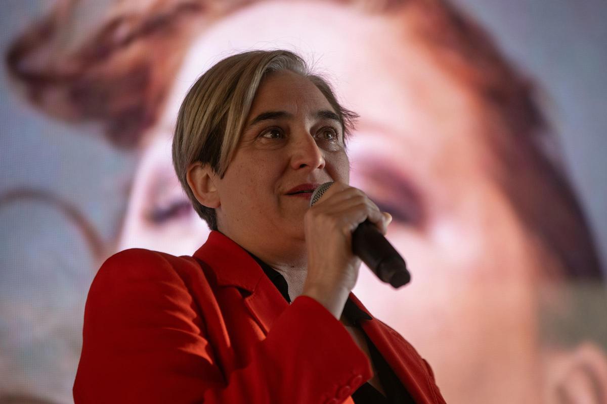 Archivo - La exalcaldesa de Barcelona, Ada Colau, interviene durante un homenaje póstumo a la actriz Itziar Castro, en el Restaurante Red Fish, a 13 de diciembre de 2023, en Barcelona, Catalunya (España)