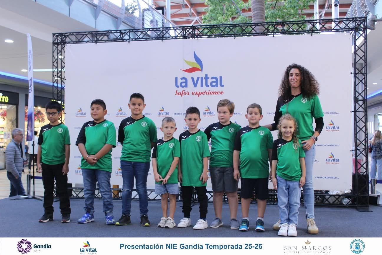 El Natació i Esports Gandia presenta a nadadores, nadadoras y técnicos