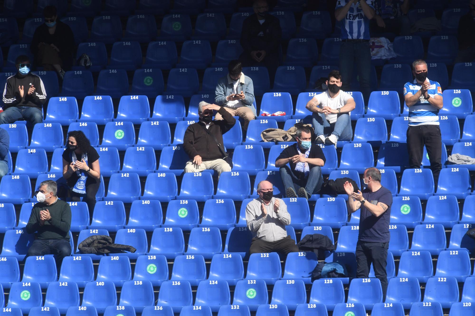 Recibimiento previo y decepción final de la afición en Riazor