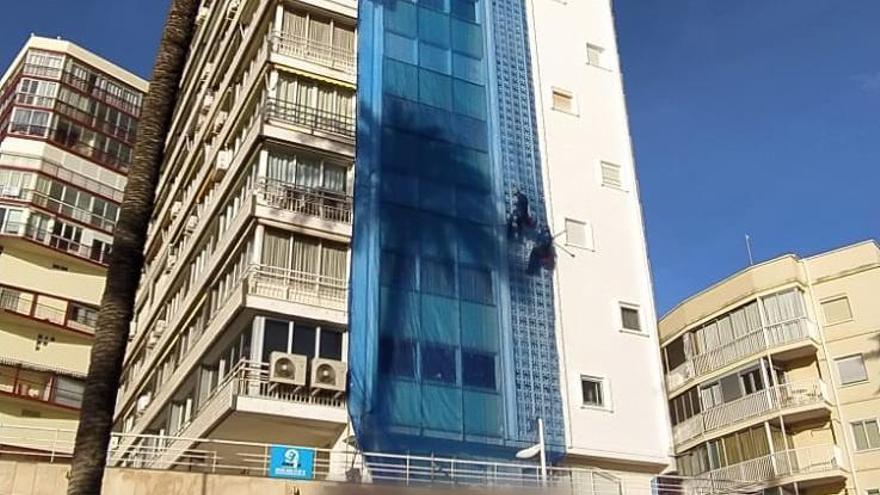 Dos operarios se encontraban colgados a la altura de la planta 13 de un edificio cuando una de las cuerdas que sujetaba a uno de ellos fue cortada desde una de las ventanas.