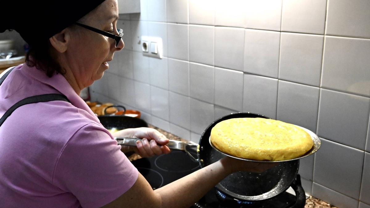 La cocinera cocinando una de sus tortillas en el bar Azucarillo en Pontevedra