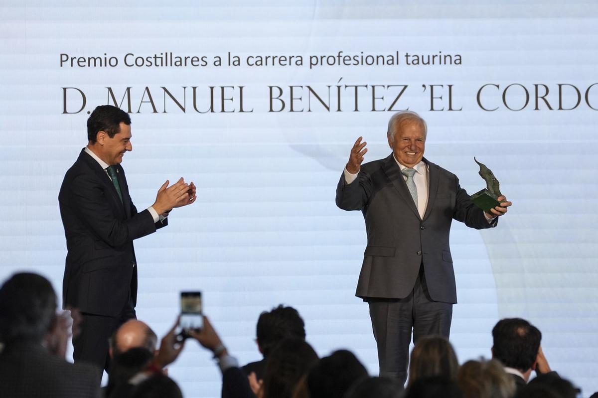 Juanma Moreno aplaude a Manuel Benítez 'El Cordobés' al recoger el premio.