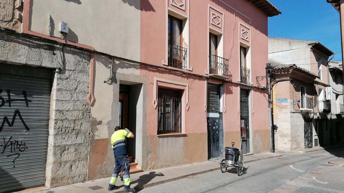 Un operario del servicio de limpieza viaria barre una céntrica calle de Toro