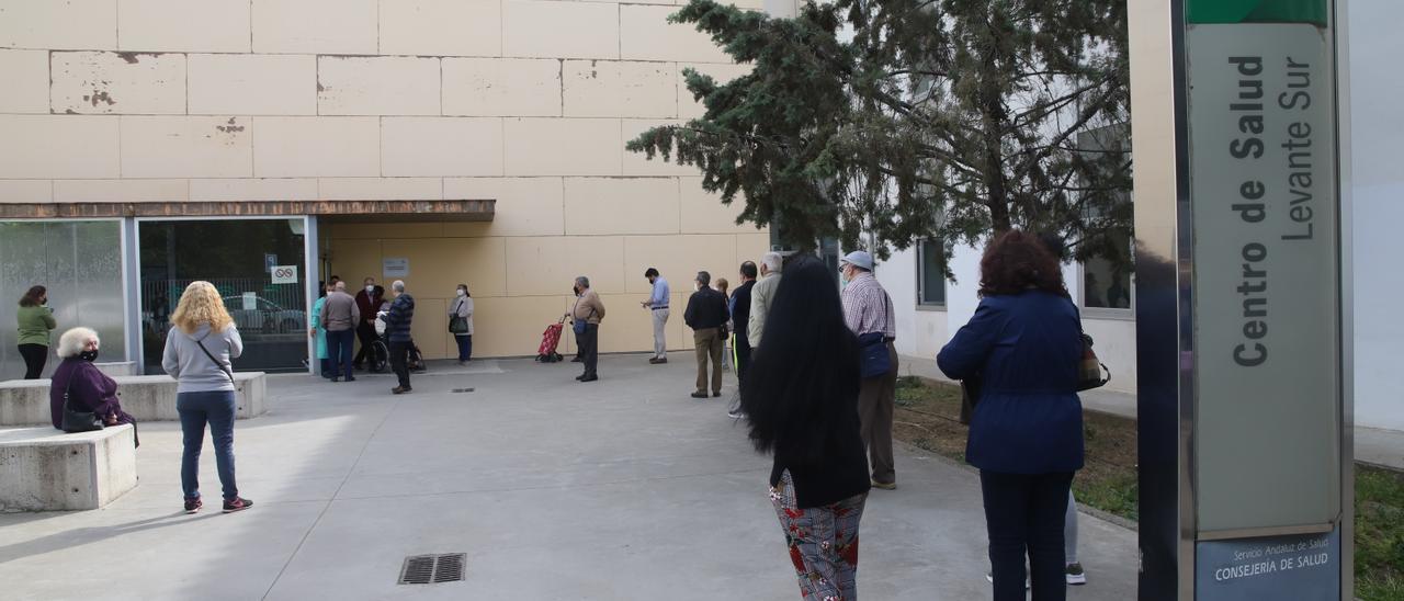 El centro de salud Manuel Barragán, en la calle Sagunto, que acogerá el tercer punto de urgencias extrashospitalarias de Córdoba.