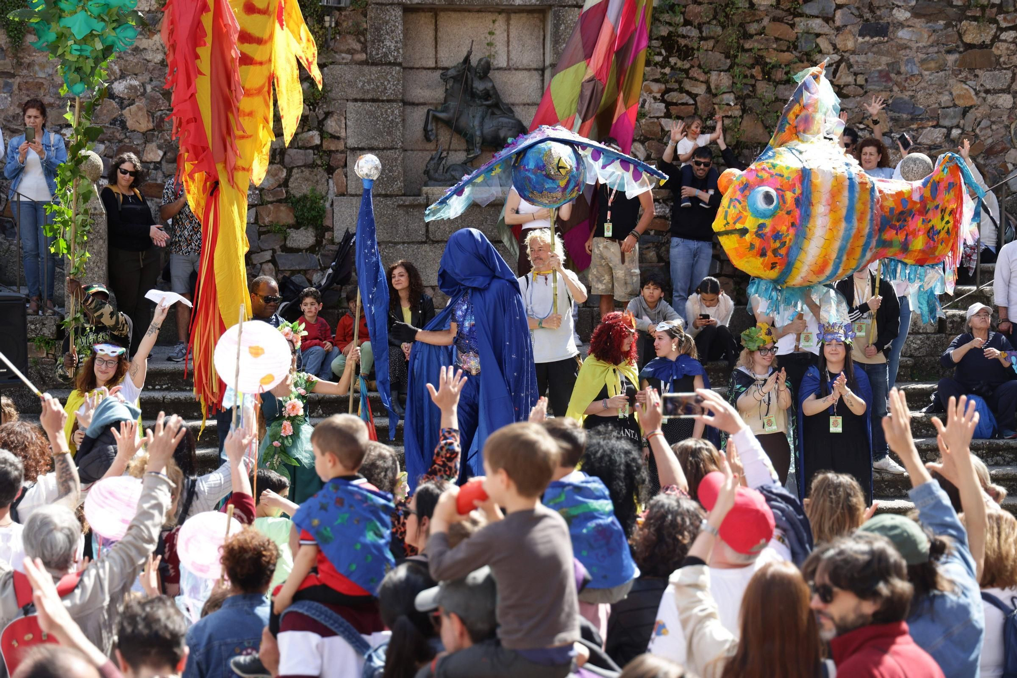 Las imágenes de este domingo de Womad en Cáceres: el pasacalles pone el broche final