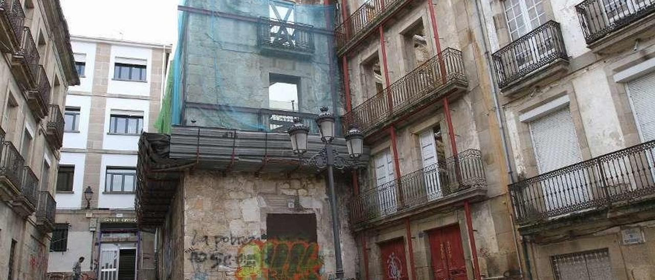Un edificio abandonado, en la ciudad de Ourense. // Iñaki Osorio