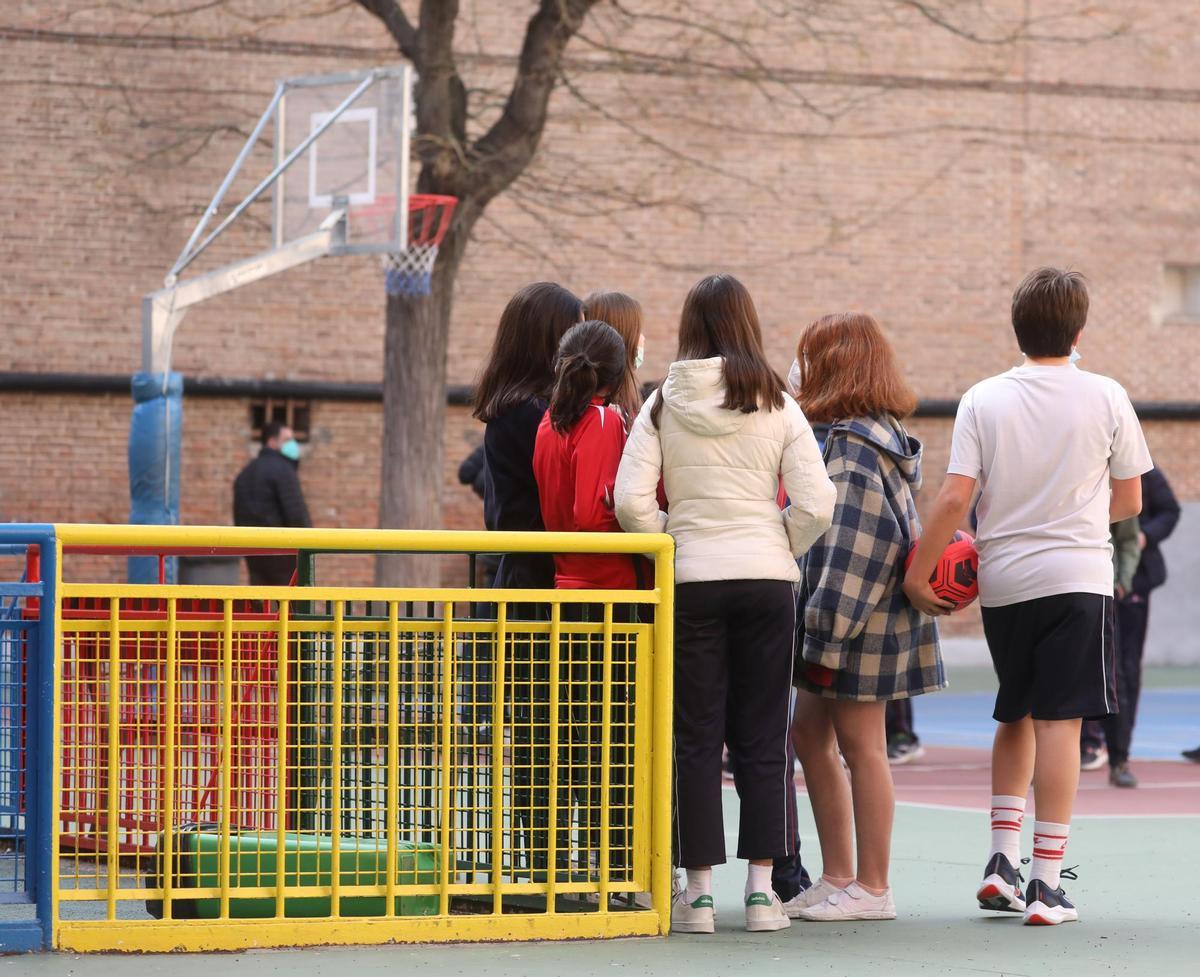 Un grupo de niños en el patio del colegio