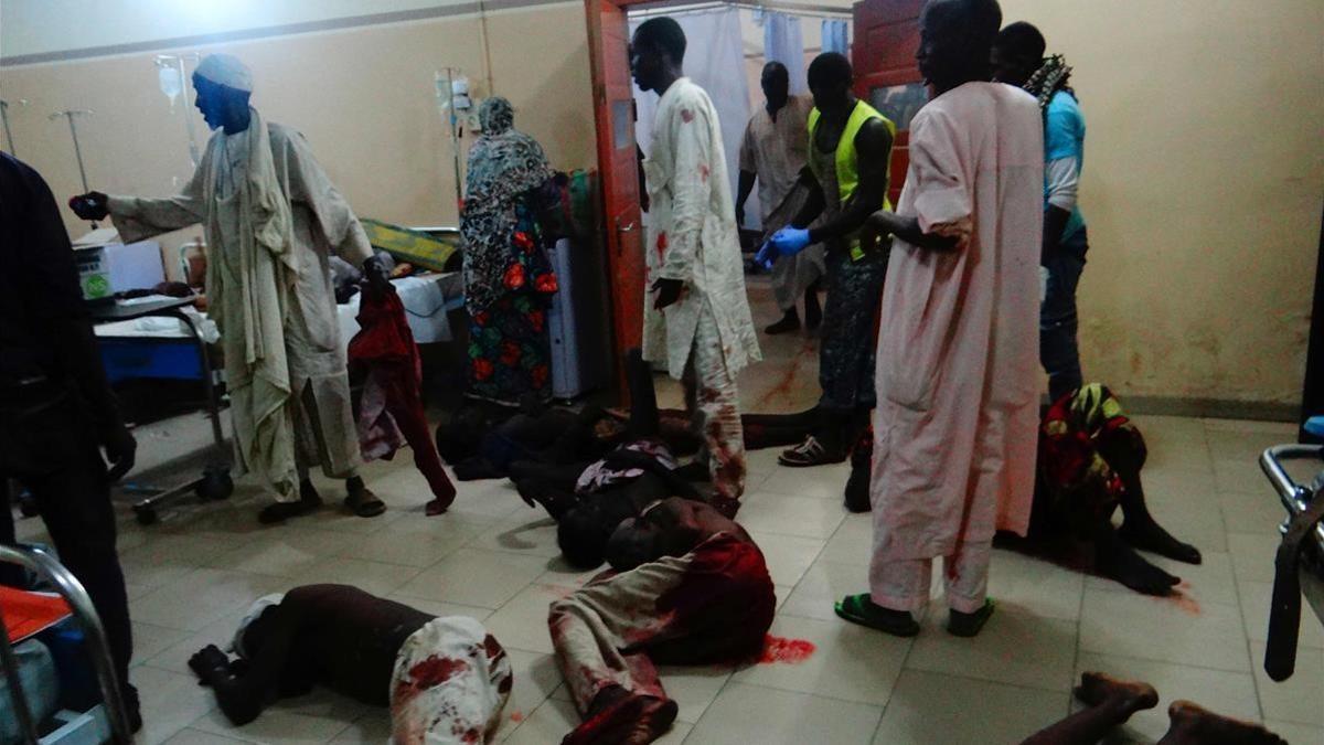 Víctimas heridas por el ataque suicida yacen en el suelo en el hospital a la espera de atención médica, en Maiduguri (Nigeria), el 15 de agosto.