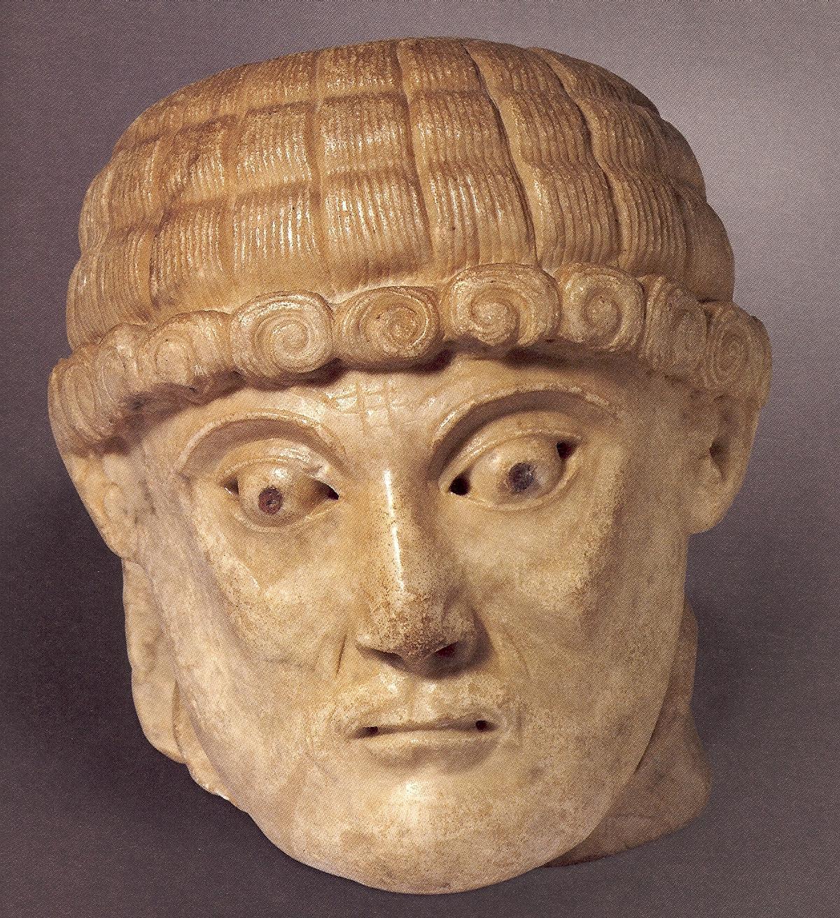 Cabeza de san Pedro procedente de Sant Pere de Rodes del Maestro Cabestany, del Museo del Castillo de Peralada.