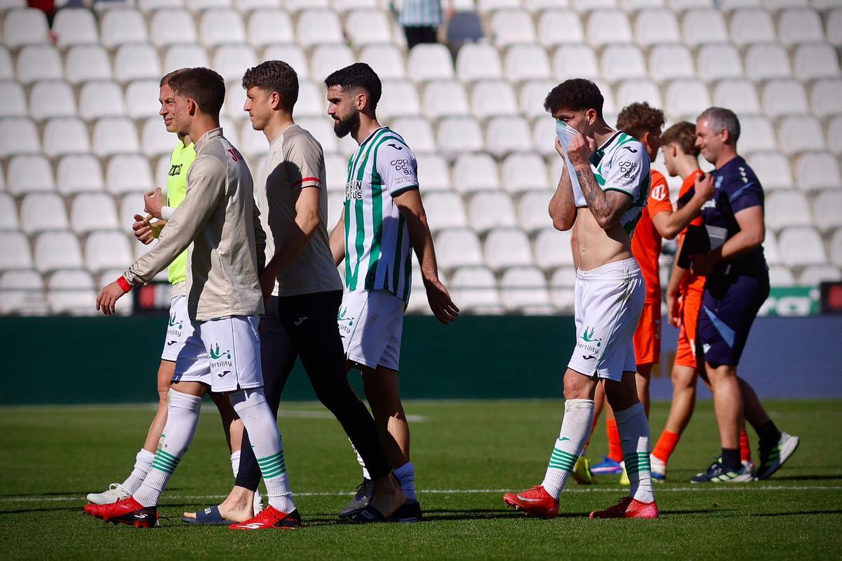 Los futbolistas del Córdoba CF, cabizbajos tras la derrota ante el Sanse en El Arcángel.