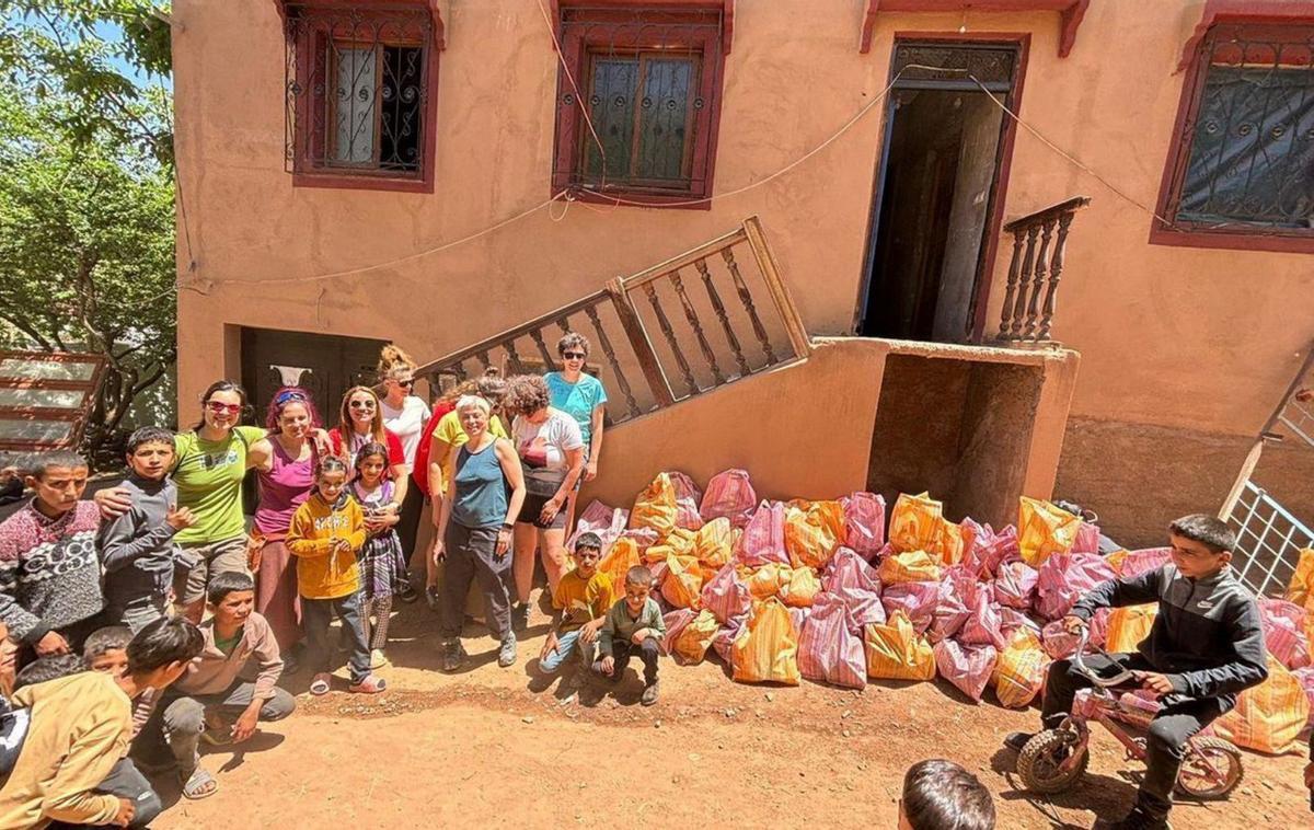Las mujeres que participaron en el viaje dejan el material escolar y la comida en una aldea del valle de Imlin.