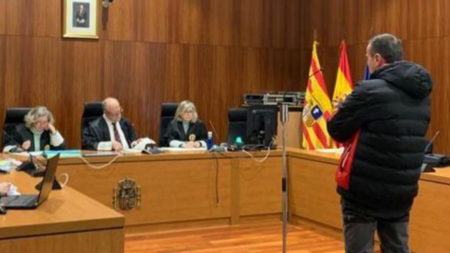 El acusado durante el juicio celebrado en la Audiencia de Zaragoza.  | A. T. B.