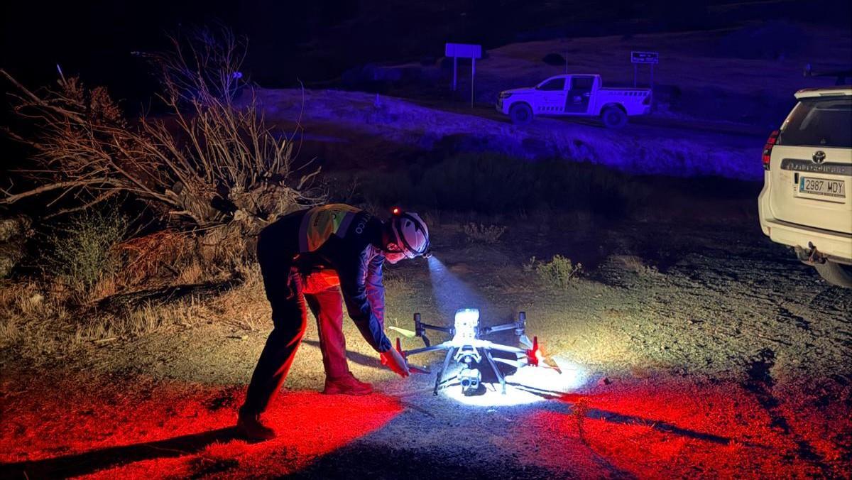 Un científico trabaja en las labores de extinción de un incendio.