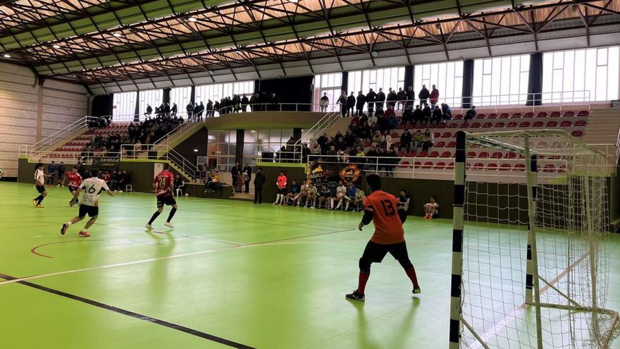 El Ayuntamiento de Magallón ha instalado un suelo desmontable sobre el actual en la pista polideportiva. | SERVICIO ESPECIAL