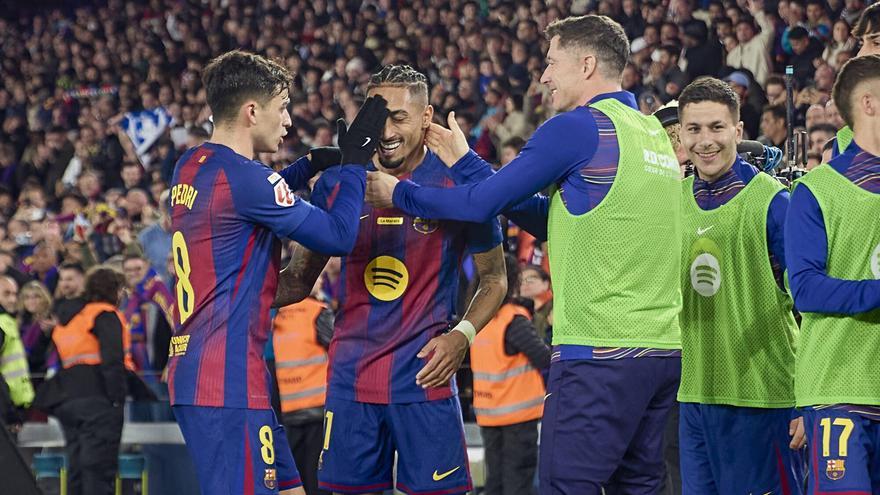 Pedri, Raphinha, Lewandowski y Bardghji celebran uno de los goles del Barça frente a Osasuna en el Spotify Camp Nou