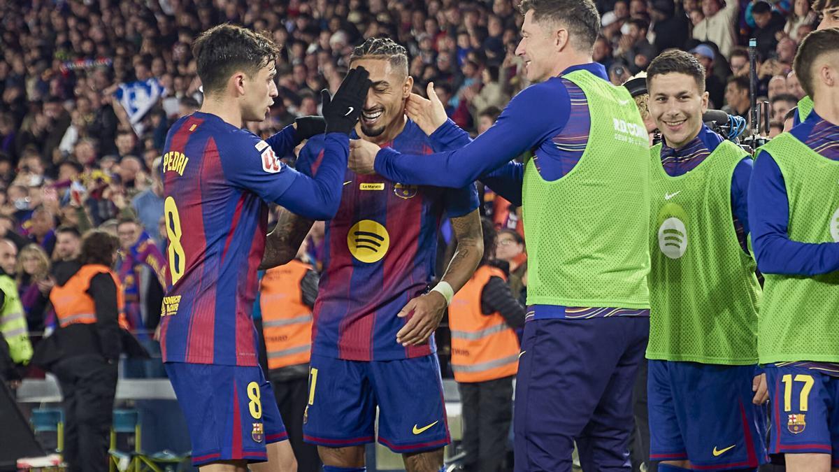Pedri, Raphinha, Lewandowski y Bardghji celebran uno de los goles del Barça frente a Osasuna en el Spotify Camp Nou