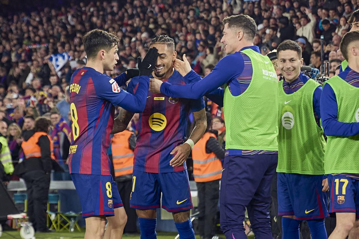 Pedri, Raphinha, Lewandowski y Bardghji celebran uno de los goles del Barça frente a Osasuna en el Spotify Camp Nou