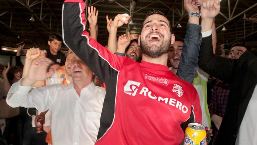 Eli, en primer término, junto a Guillamón, a su derecha, en la celebración del pasado sábado.