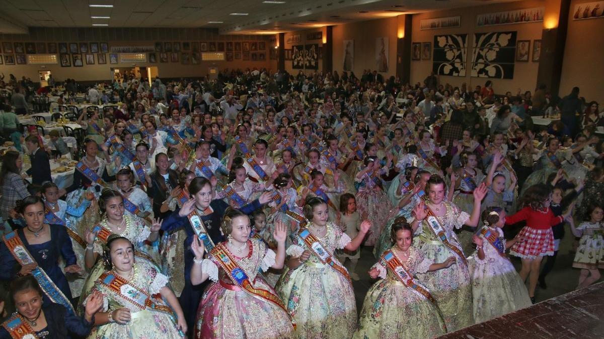 La Llar Fallera acogió el entrañable evento en el que todas las niñas y niños del mundo fallero bailaron y disfrutaron.