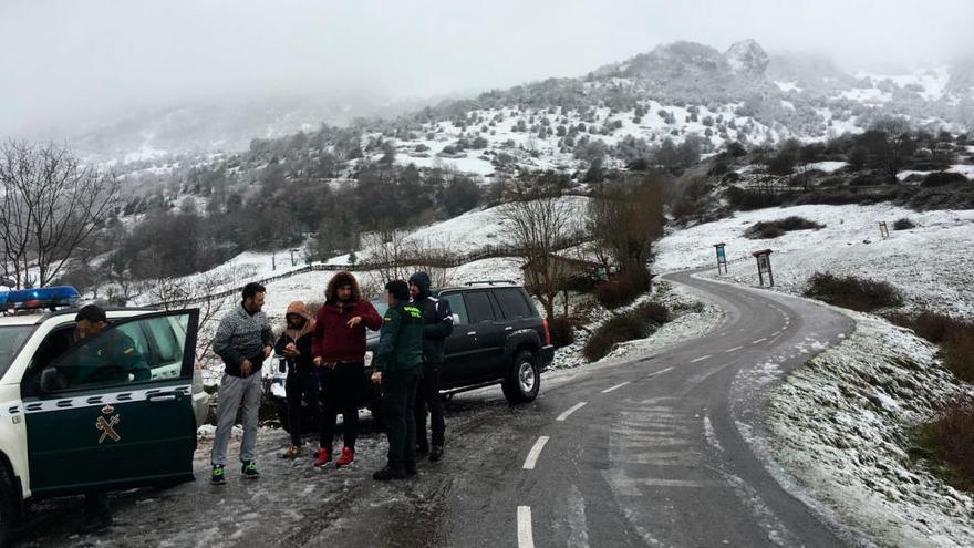 Tres de los &quot;mayorinos&quot; del Angliru, tras ser rescatados por un joven aficionado a los todoterrenos.