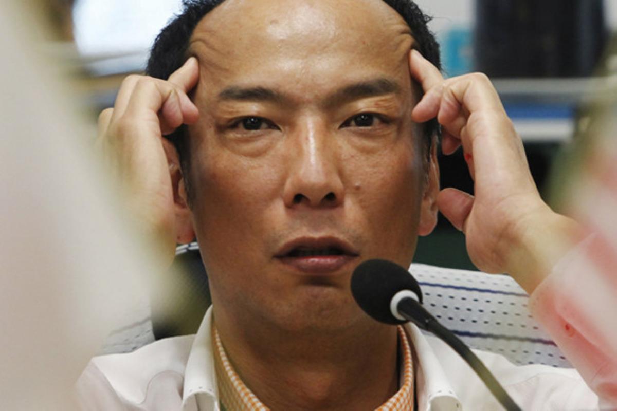 Un ’broker’ japonès agafa alè durant una de les pitjors jornades per a les borses internacionals, a Tòquio (Japó).