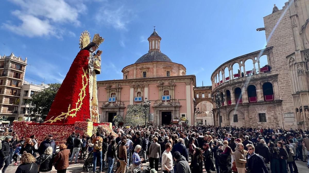 Miles de personas visitan el manto de la Virgen