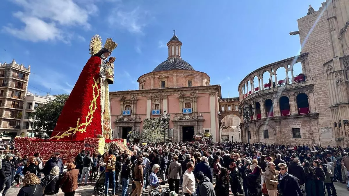 Miles de personas visitan el manto de la Virgen