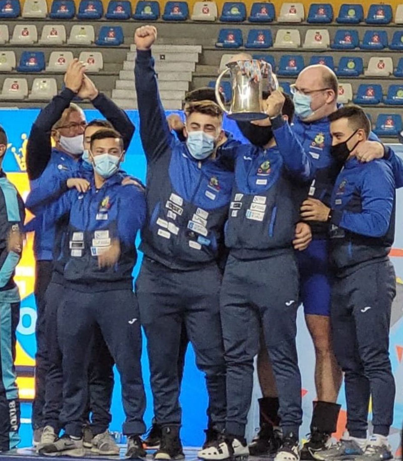 El equipo masculino del CH Coruña levanta la Copa del Rey