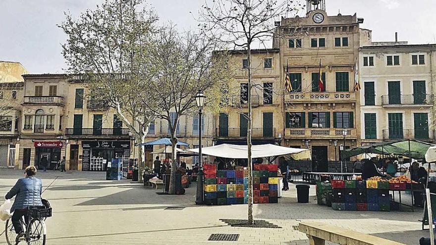 El consistorio &#039;llucmajorer&#039;, que precisa de eliminación de barreras arquitectónicas, en la plaza Espanya.