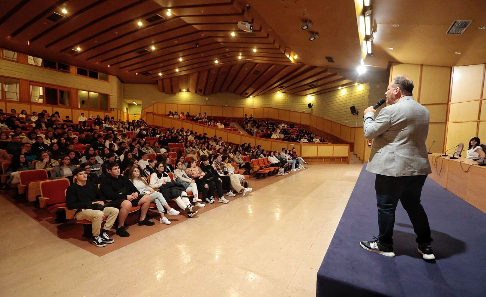 Decenas de alumnos en el Aulario General del Campus Guajara